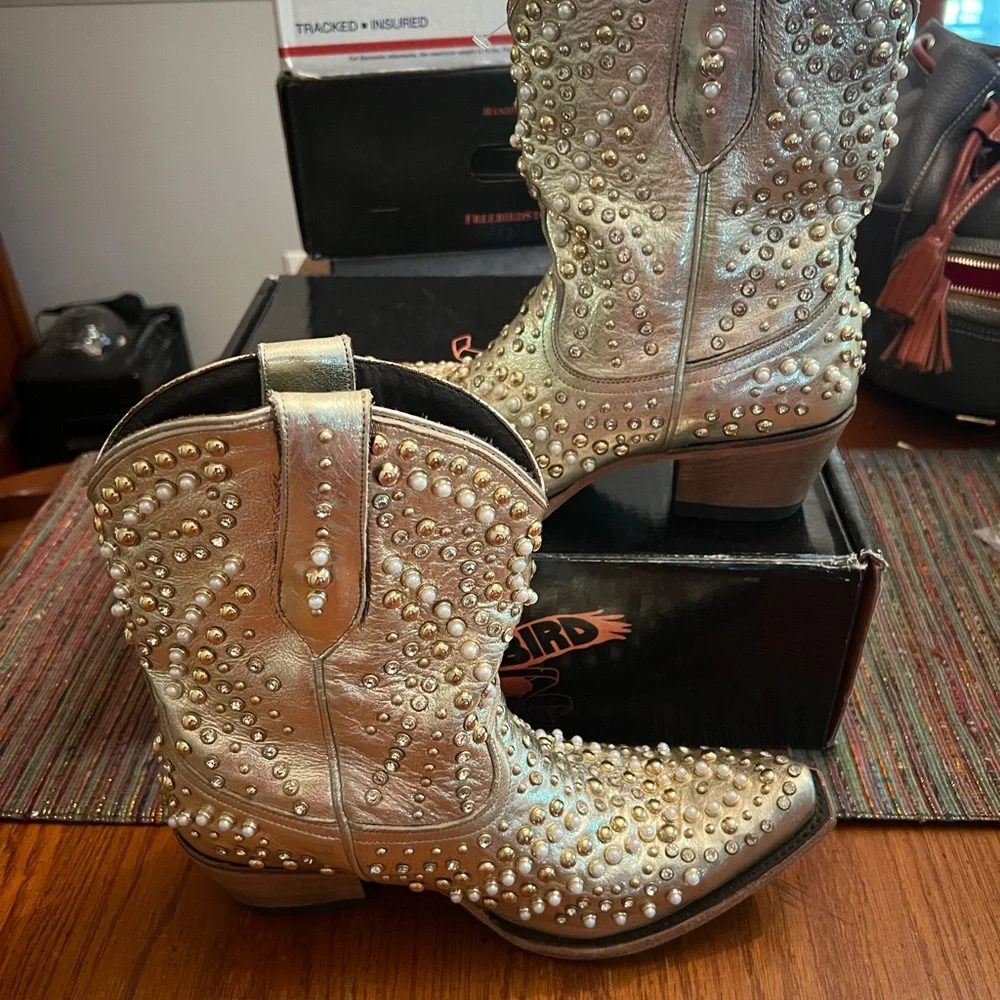 Lane Dolly Gold Boots with studs NWOB - Picture 2 of 9